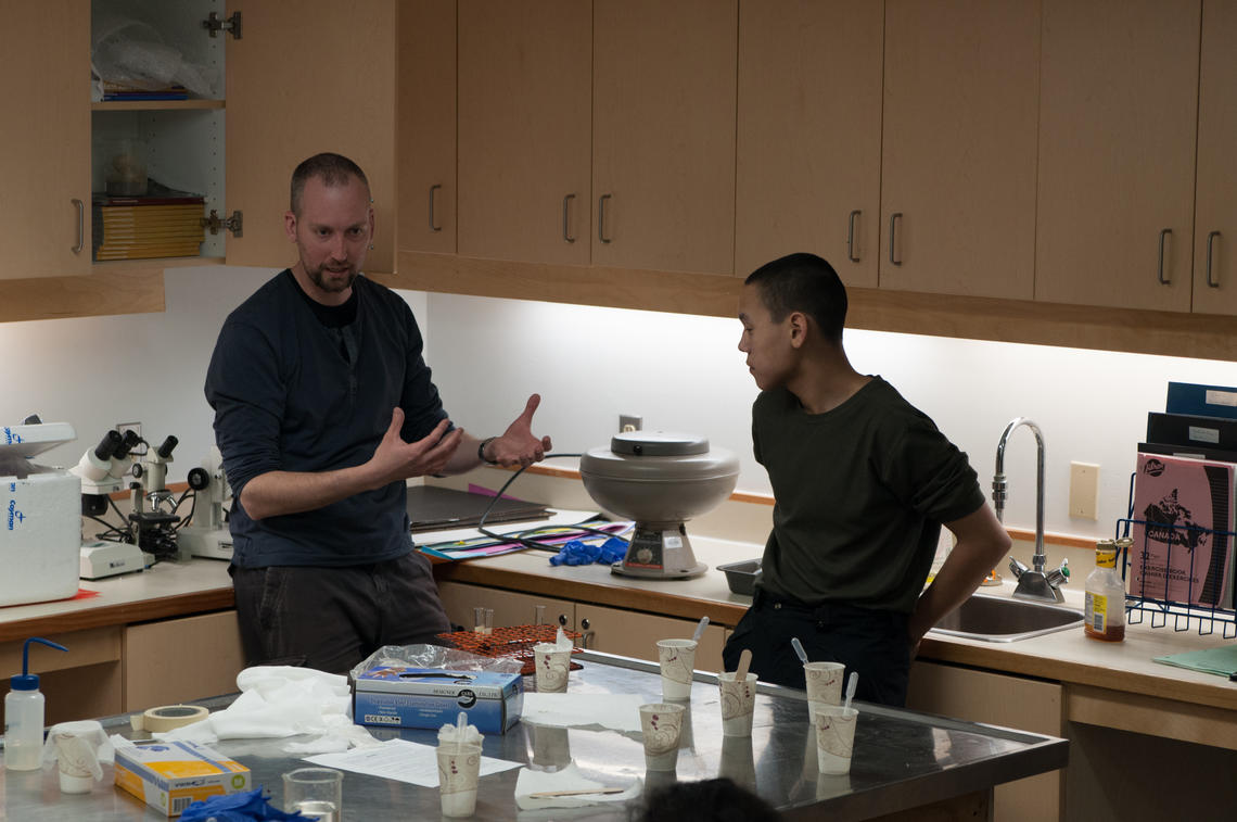 Dr. Fabien Mavrot, a researcher and veterinarian from UCVM’s Department of Ecosystem and Public Health, visited Helen Kalvak Elihakvik School in Ulukhaktok, NWT, to work with the students in the science lab to learn more about muskox health.