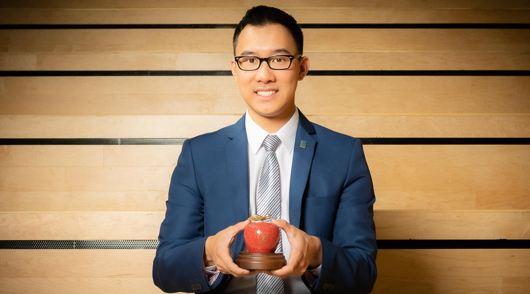 SU Vice President Academic Kevin Dang with an SU Teaching Excellence Award