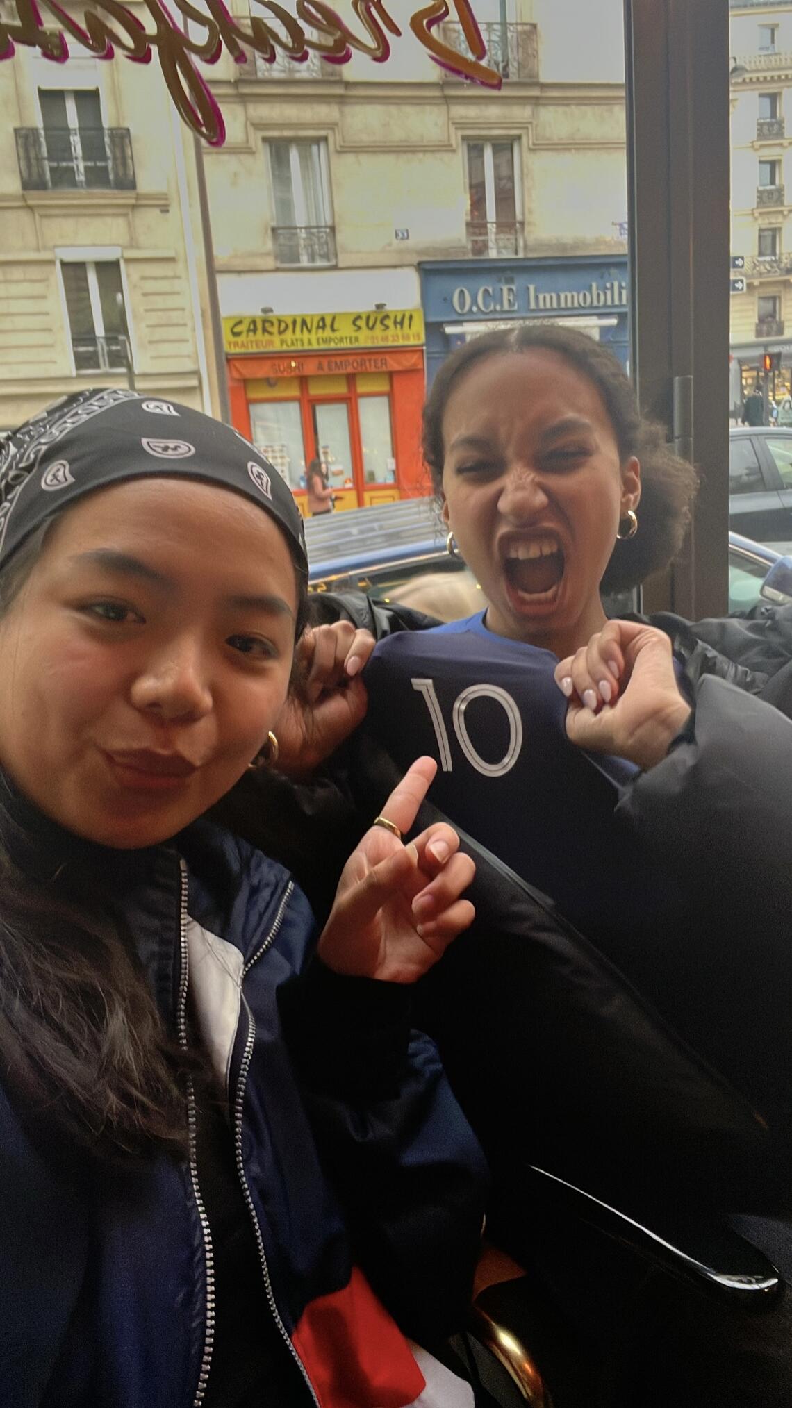 Brooklyn with her friends watching the World Cup finals in Paris