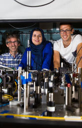 Nine graduate students and post-doctoral researchers from Simon’s and Tittel’s group worked on the experiment. Some of the team, from left: Daniel Oblak, Christoph Simon, Parisa Zarkeshian, Marcel.li Grimau, Wolfgang Tittel, and Pascal Lefebvre. 