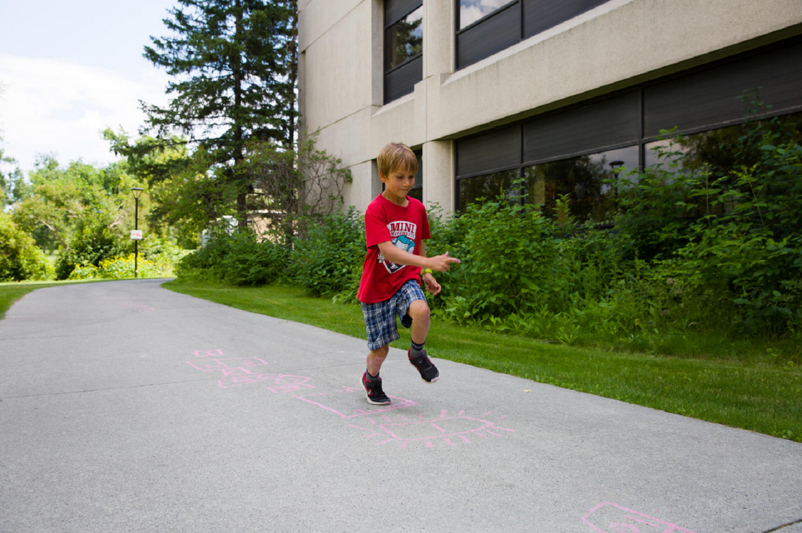 French and English Early Reading A child skips on a sidewalk
